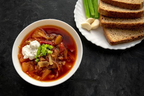 Zuppa Borscht Una Ciotola Bianca Con Pane Nero Cipolla Verde — Foto Stock