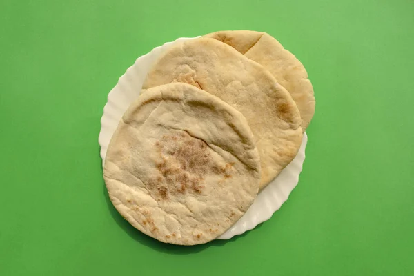 Faimoasa Pâine Tradițională Arabă Pita Placă Albă Fundal Verde Plat — Fotografie, imagine de stoc