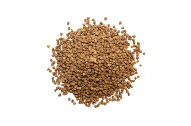 Beyaz arka planda karabuğday izole edilmiş. Üst Manzara. Çiğ karabuğday taneleri yığını 