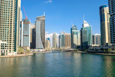 Dubai / BAE - 11 Kasım 2019: Dubai Marina lüks turistik bölgesi birçok gökdelen ve nehir ile köprü. Dubai Marina kuleleri ile geziniyor