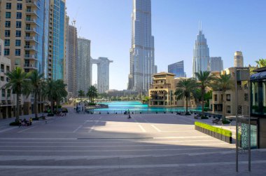 Dubai / BAE - 12 Mayıs 2020: Burj Khalifa ve park ile birlikte Souk al Bahar, Dubai çeşmesinin manzarası. Dubai şehir merkezinin güzel manzarası. Restoranları ve çarşısı var.