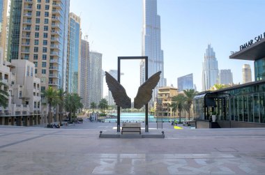 Dubai / BAE - 12 Mayıs 2020: Burj Khalifa ve park ile birlikte Souk al Bahar, Dubai çeşmesinin manzarası. Dubai şehir merkezinin güzel manzarası. Restoranları ve çarşısı var. Meksika heykelinin kanatları