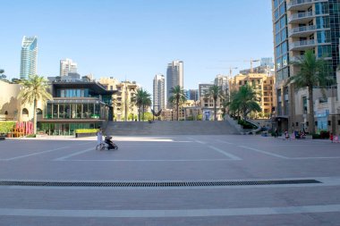 Dubai / BAE - 12 Mayıs 2020: Şeyh Muhammed Bin Rashid Bulvarı 'nın Burç Parkı' ndaki görüntüsü. Dubai şehir merkezinin güzel manzarası
