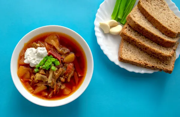 Sopa Borscht Tazón Blanco Con Pan Moreno Cebolla Verde Ajo — Foto de Stock