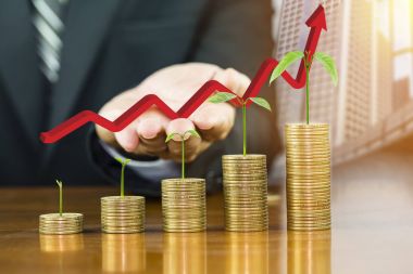 İşadamı el ağaç üzerinde para gelişen kırmızı ok gidiyor