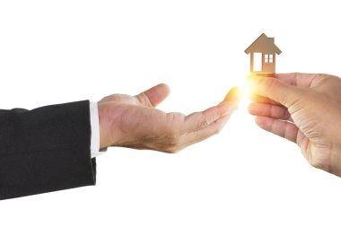 İşadamı el receivin ile ahşap oyuncak ev tutan adam el