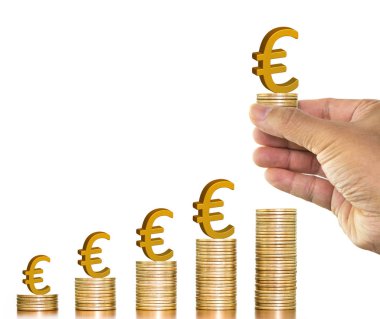 Businesman el altın euro simgesini para sikke üzerinde tutarak