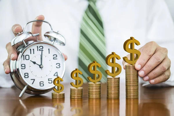 Altın dolar işareti Doları sikke üzerinde tutan işadamı el 