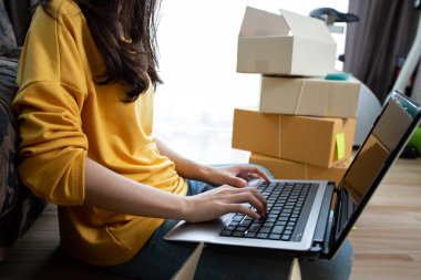 güzel Asyalı genç kadın evde dizüstü bilgisayarda çalışıyor, başlangıç online pazarlama konsepti