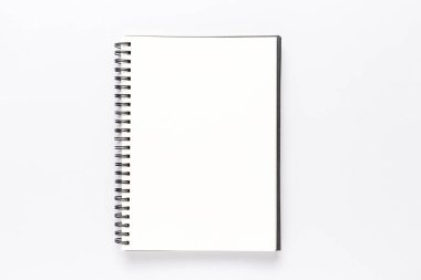 Üst görünüm, beyaz arka plan üzerinde boş not defteri.