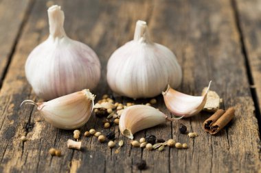 Sarımsak eski ahşap zeminde