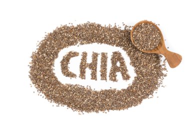 Beyaz arka planda izole edilmiş tahta kaşıkta chia tohumları