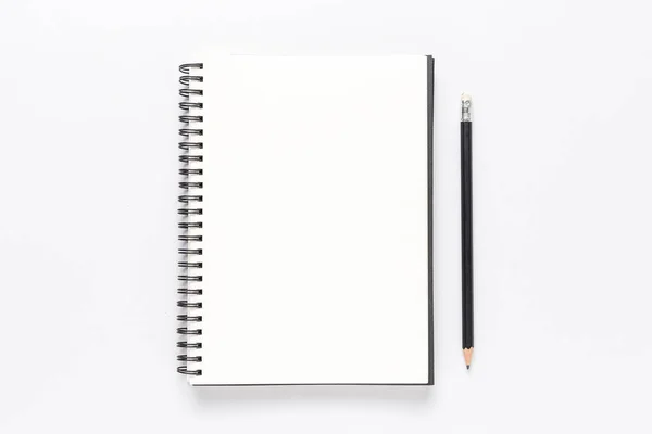 Draufsicht, leeres Notizbuch auf weißem Hintergrund. — Stockfoto