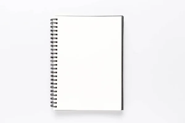 顶部视图 白色背景上的空笔记本 — 图库照片