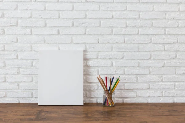 Пустой Белый Холст Рамка Цветные Карандаши Деревянный Стол — стоковое фото