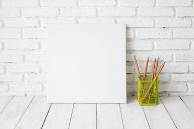 Tahta bir masanın üzerine boş beyaz bez çerçeve