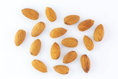 Beyaz arkaplanda izole edilmiş bademler