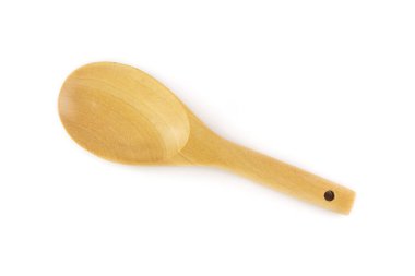 Tahta kaşık beyaz arka planda izole edilmiş.. 