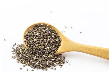 Beyaz arka planda izole edilmiş tahta kaşıkta chia tohumları
