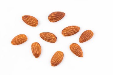 Beyaz arkaplanda izole edilmiş bademler