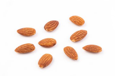 Beyaz arkaplanda izole edilmiş bademler