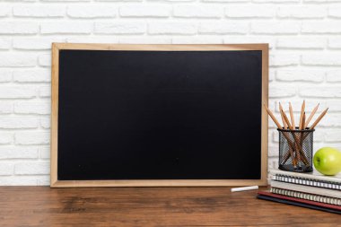 Tahta ve tahta arka planda bir kalem.