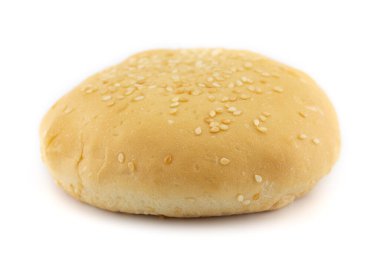 Beyaz arkaplanda izole edilmiş taze ekmek