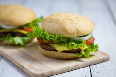 Tahtada ev yapımı hamburgerler.