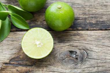 Eski ahşap masada taze limon.