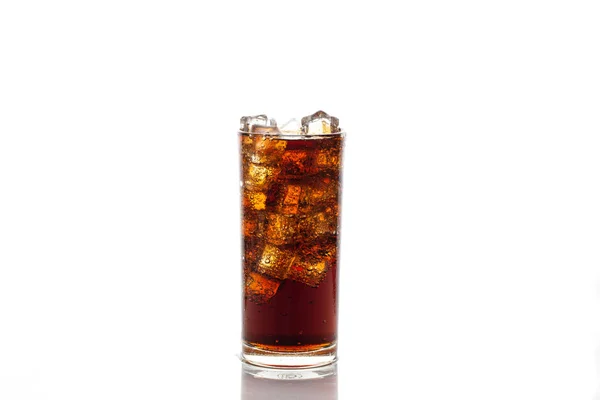 Cola Vidro Com Gelo Isolado Sobre Fundo Branco — Fotografia de Stock