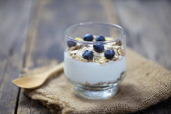 Hausgemachtes Müsli Mit Joghurt Und Frischen Blaubeeren Einem Glas Auf — Stockfoto