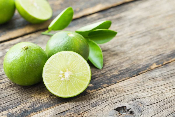 Limas Frescas Sobre Mesa Madera Vieja — Foto de Stock