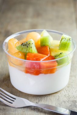 Tofu üzerine meyve salatası, süt.