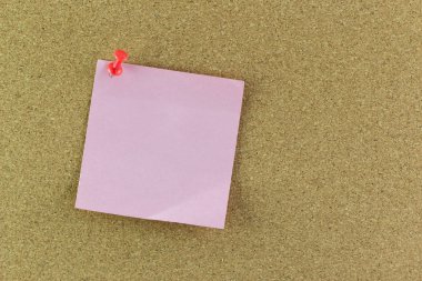 Mantar tahtası arkaplanındaki boş not kağıdı