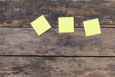 Ahşap arka planda yapışkan notlar 