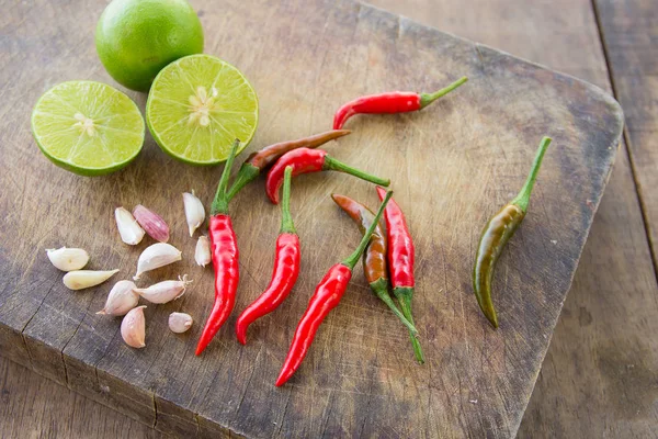 Chili Vitlök Och Lime Träbord Asiatisk Ört Och Kryddig — Stockfoto