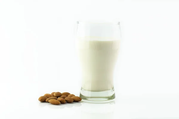 Lait Amande Verre Avec Graines Amandes Sur Fond Blanc — Photo