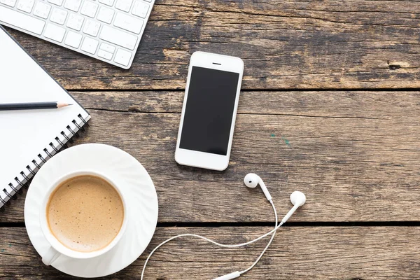 Primo Piano Smart Phone Con Tazza Caffè Computer Tavolo Legno — Foto Stock