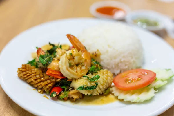 Ταϊλανδέζικο Φαγητό Τηγανητό Ρύζι Γαρίδες Βασιλικού Και Πιπεριά Τσίλι — Φωτογραφία Αρχείου