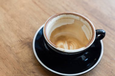 Odun masada içtikten sonra boş kahve fincanı Kafede