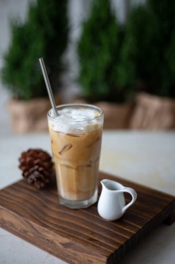 Kahve dükkanında beyaz kahve fincanı kapatın