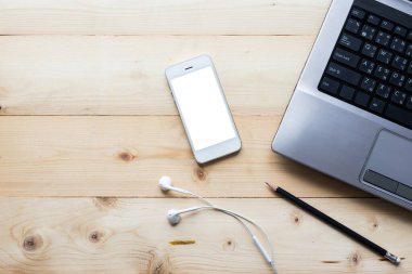 akıllı telefon çay fincanı ve bilgisayar ahşap masa manzaralı.
