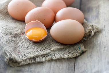 Ahşap zeminde taze yumurta