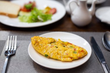 kahvaltı omlet, masada omlet