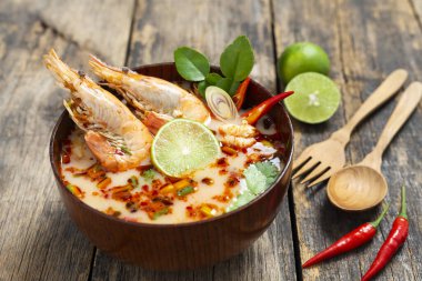 Tom Yam Kung, karides ve mantarlı limon çorbası ahşap kasede Tayland yemeği.