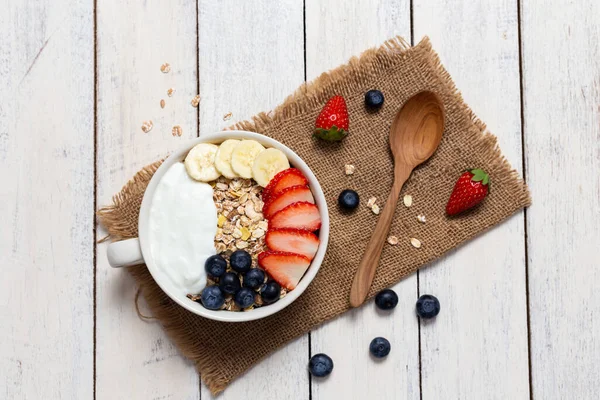 Caseiro Granola Iogurte Mirtilo Fresco Com Morango Xícara Fundo Madeira — Fotografia de Stock