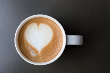 Kahve fincanı latte tablosu. en üstteki görünüm