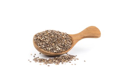 Beyaz arka planda izole edilmiş tahta kaşıkta chia tohumları