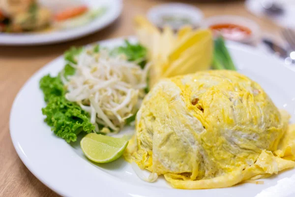 Comida Tailandesa Fideos Fritos Huevos Con Camarones Verduras Una Mesa — Foto de Stock