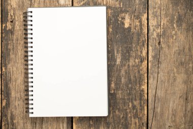 Eski ahşap masada boş bir kağıt.